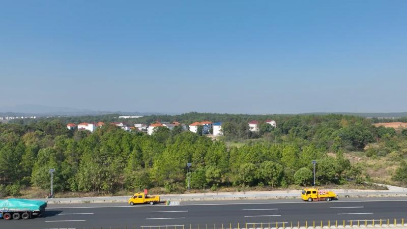 江西高速启用“清洁魔毯” 路面清扫效率飙升80%