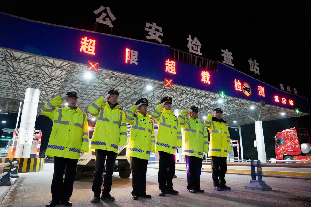 宁夏固原创新执法保畅通 冬季公路织密“平安防线”