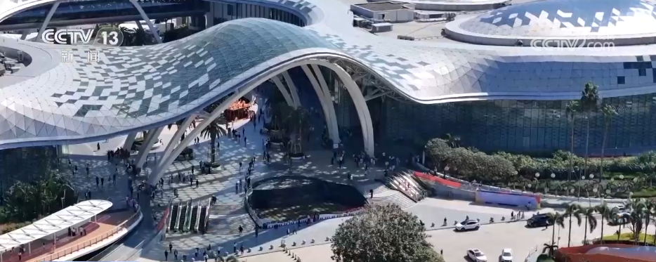 元旦假期入境游火热 外国游客“玩遍中国”