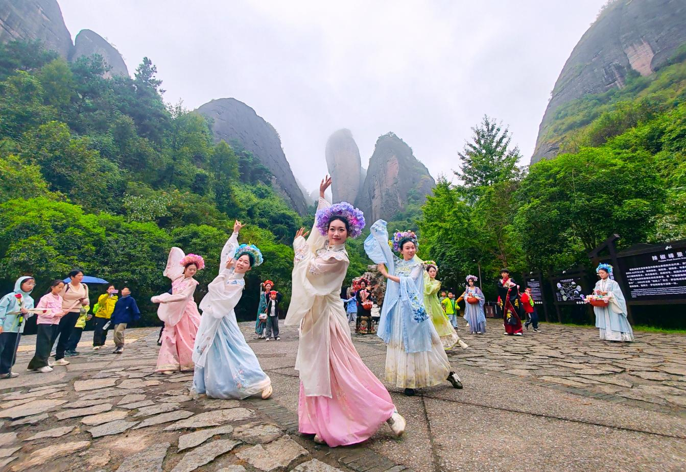 汉服簪花巡演（鄢跃斌/摄）